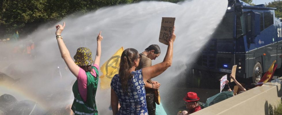 Polizei setzt Wasserwerfer bei XR Klimaprotest auf der A12 in Den