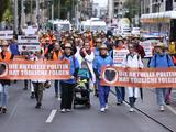Polizei vereitelt Startstoerung des Berlin Marathons durch Klimademonstranten Im Ausland