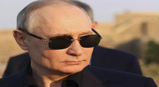 Putin Putin draengte sich zu Besuch im russischen Dorf