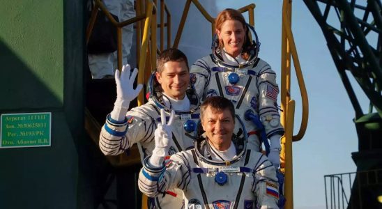 Russische Sojus mit zwei Kosmonauten ein US Astronaut dockt an der