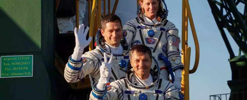 Russische Sojus mit zwei Kosmonauten ein US Astronaut dockt an der