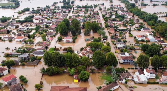 Schwerer Sturm in Griechenland Anwohner warten auf Daechern auf Hilfe