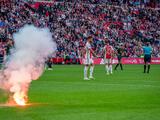 Klassieker tussen Ajax en Feyenoord definitief gestaakt na vuurwerkincidenten