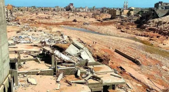 Suchteams suchen in ueberfluteter libyscher Stadt nach 10000 Vermissten nachdem