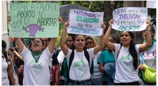 Tausende Frauen marschieren in lateinamerikanischen Staedten und fordern das Recht
