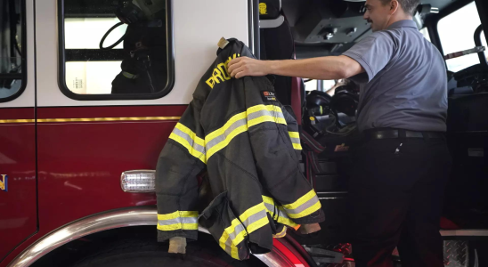 US Feuerwehrleute Feuerwehrleute befuerchten dass die giftigen industriellen PFAS in der