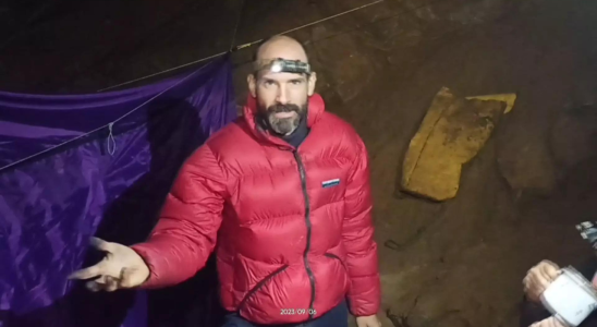 US Hoehlenforscher nach tagelangem Aufstieg aus 1000 Metern Tiefe in tuerkischer