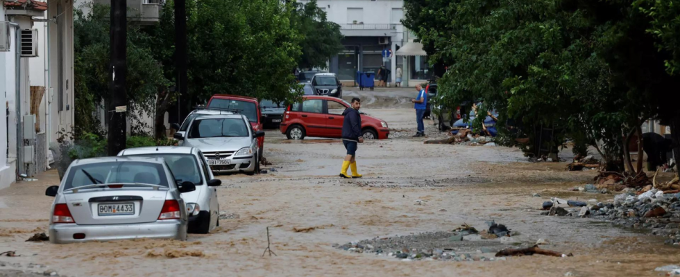 Ueberschwemmte Haeuser und Strassen als ein weiterer Sturm das gebeutelte