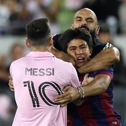 Video Leibwaechter Messi stuermt auf das Spielfeld um einen