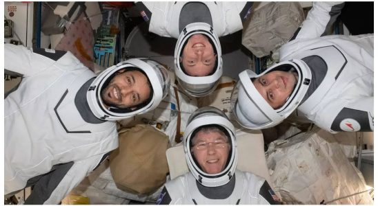 Vier Astronauten kehren in einer SpaceX Kapsel zur Erde zurueck um