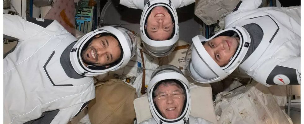 Vier Astronauten kehren in einer SpaceX Kapsel zur Erde zurueck um
