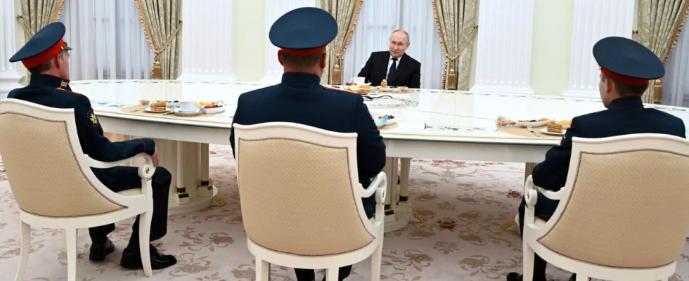 Wladimir Putin sagt in der Ukraine getoetete Straeflinge haetten Schulden