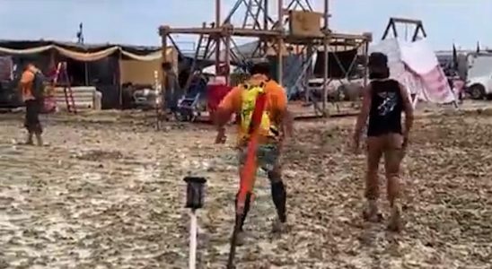 Zehntausende Besucher des Burning Man Festivals stecken im Schlamm fest einer ist
