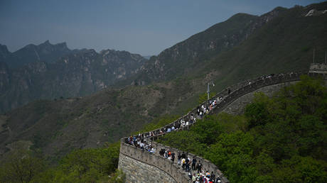 Zwei Personen wegen „unwiderruflicher Beschaedigung der Chinesischen Mauer festgenommen –