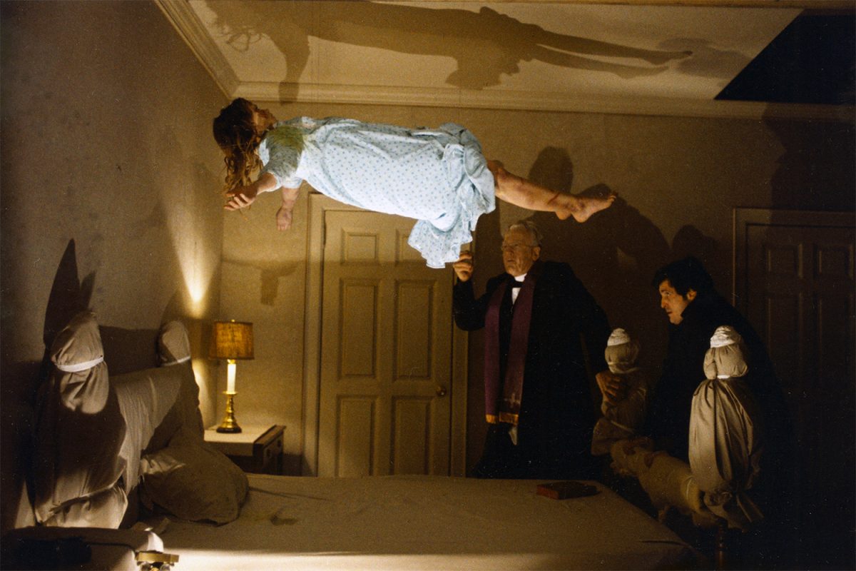 William Friedkins „Der Exorzist“ bleibt einer der besten Horrorfilme aller Zeiten.  Es ist auch ein Film, der unauslöschlich seinen Moment widerspiegelt – eine perfekte Momentaufnahme der schwelenden Ängste im Amerika der frühen 1970er Jahre.