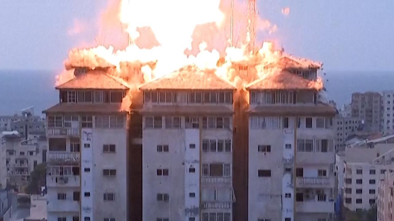 Beeld uit video: Flatgebouw stort in bij vergeldingsbombardementen op Gaza-Stad