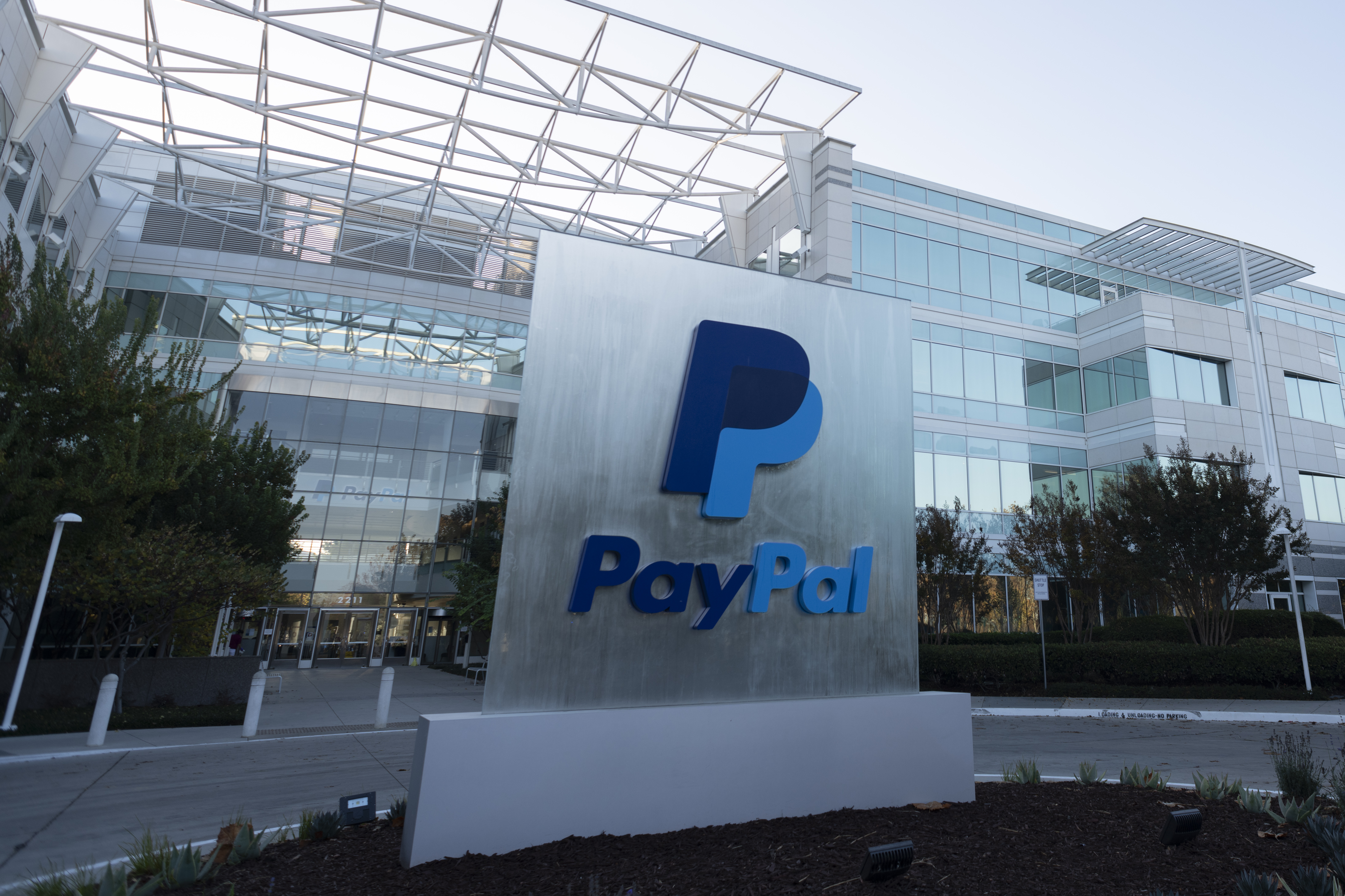 Das PayPal-Logo ist in seinem Büro in San Jose, Kalifornien, zu sehen