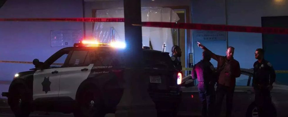 1696933687 Auto rammt chinesisches Konsulat in San Francisco und Polizei erschiesst