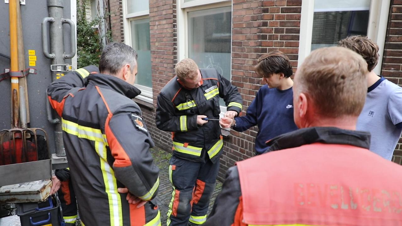 Beeld uit video: Brandweer bevrijdt geboeide studenten in Leiden