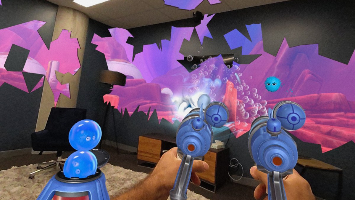 Ein Bild von First Encounters als Teil eines Artikels über die besten Mixed-Reality-Spiele für Meta Quest 3. Das Bild zeigt ein Paar Hände, die ein Paar Science-Fiction-Waffen halten, die Blasen durch ihre Wände auf eine flauschige Kreatur abfeuern.