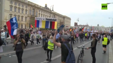 Aktivisten fordern Berlin auf Waffenlieferungen in die Ukraine zu stoppen