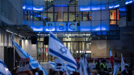 BBC nimmt sechs Reporter wegen „Pro Palaestina Haltung aus der Sendung –