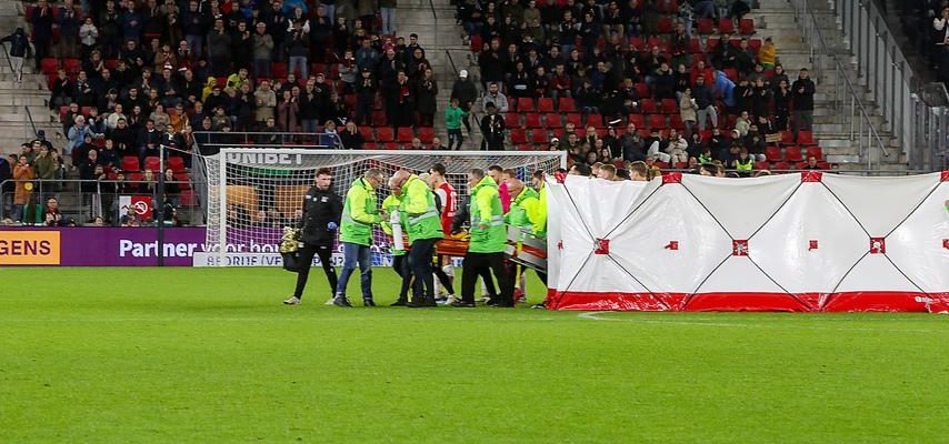 Bas Dost bricht waehrend AZ NEC zusammen Stuermer ist bei Bewusstsein