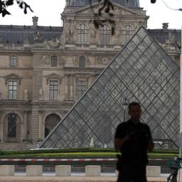 Bombendrohungen im Louvre und im Schloss Versailles waren Fehlalarme