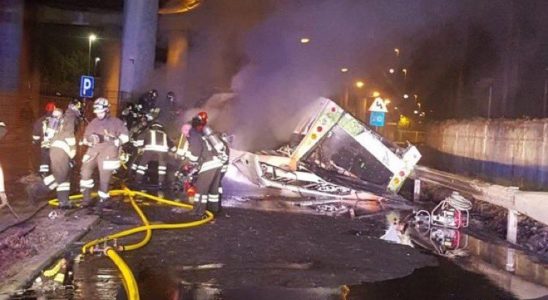 Bus faehrt vom Viadukt von Venedig ab Mindestens 21 Tote