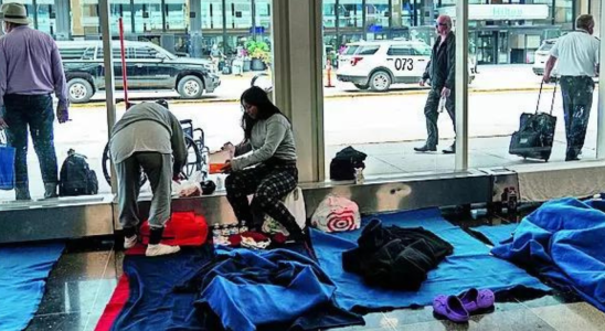Chicago haelt Hunderte von Migranten auf Flughaefen fest waehrend sie