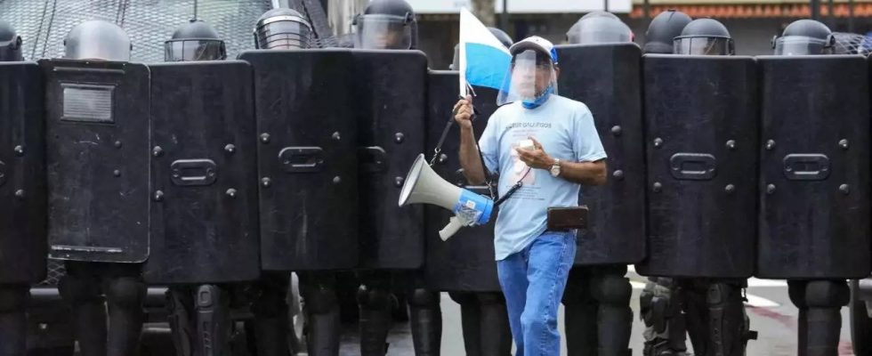 Demonstranten Panamas Polizei im Streit mit Demonstranten wegen kanadischer Mine