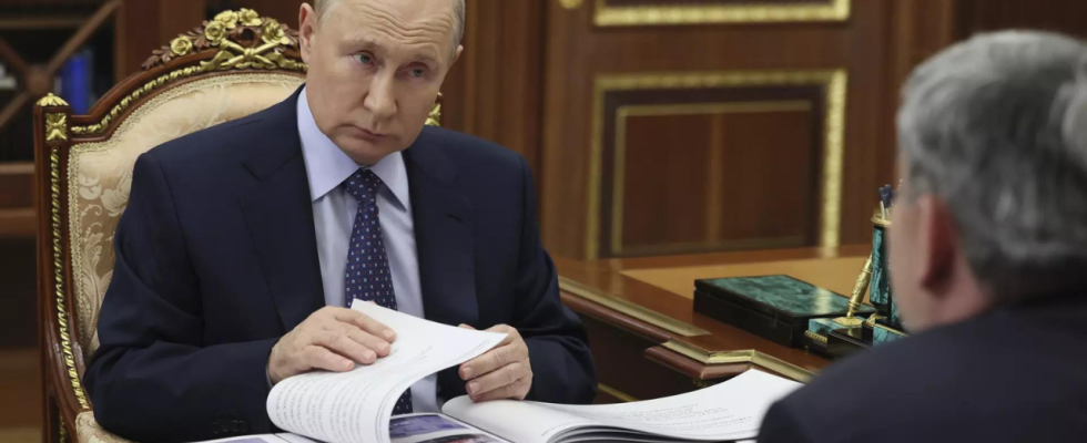 Der Kreml weist Spekulationen zurueck dass Putin krank sei und