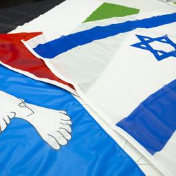 Der Verkauf israelischer und palaestinensischer Flaggen steigt stark an auch