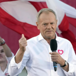 Der polnische Oppositionsfuehrer Donald Tusk fuehrt den Marsch an um