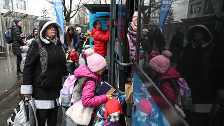 Europaeisches Land zahlt ukrainischen Fluechtlingen Geld fuer die Ausreise –