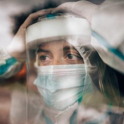 Fast 900 Beschaeftigte im Gesundheitswesen fordern eine Erstattung wegen Lungen Covid Beschwerden