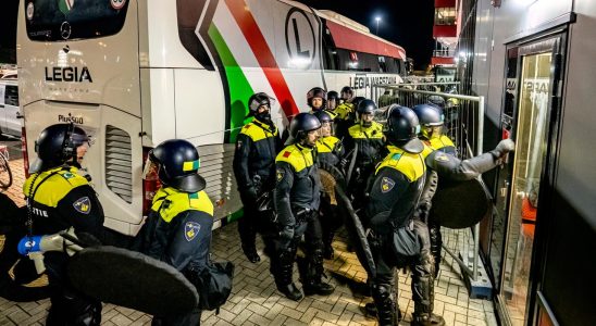 Festnahmen und Zusammenstoesse zwischen Bereitschaftspolizei und Legia Vorsitzendem im Spielerbus nach