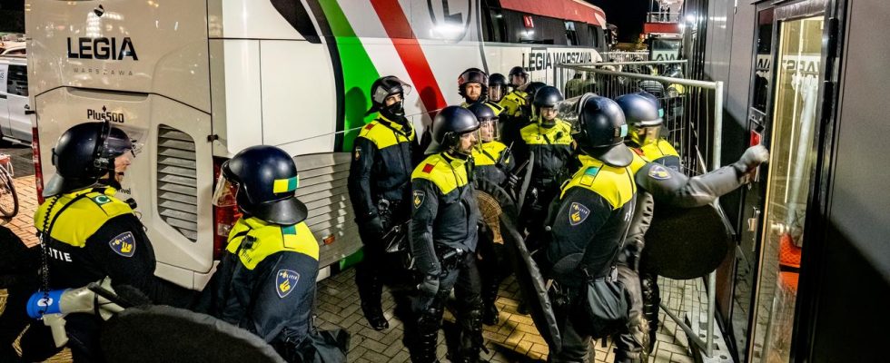 Festnahmen und Zusammenstoesse zwischen Bereitschaftspolizei und Legia Vorsitzendem im Spielerbus nach