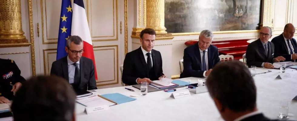 Frankreichs Macron haelt Sicherheitstreffen unter erhoehter Alarmbereitschaft nach toedlichem Messerangriff