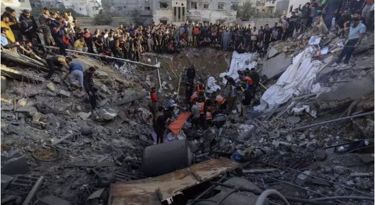 Gaza Israel bombardiert Gaza waehrend Soldaten mit der Hamas ins
