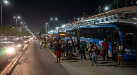 Gesetzlose Milizen zuenden in Rio 35 Busse an nachdem ein
