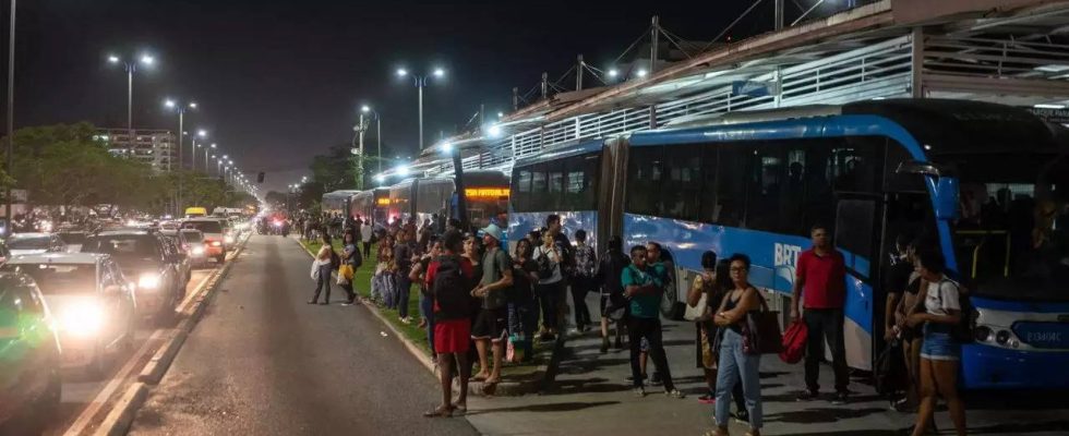 Gesetzlose Milizen zuenden in Rio 35 Busse an nachdem ein