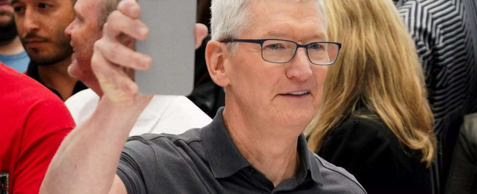 IPhone Apple CEO Tim Cook erklaert warum Apple jedes Jahr ein