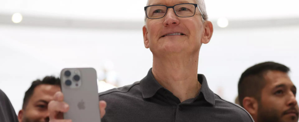 IPhone Verkaeufe Waehrend die iPhone Verkaeufe zurueckgehen macht Apple Chef Tim Cook einen