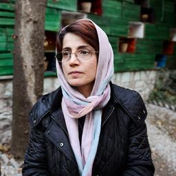 Iranischer Aktivist bei Beerdigung eines Teenagers festgenommen der ohne Kopftuch