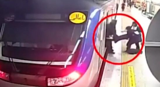 Iranisches Maedchen das nach einem Zwischenfall mit der Vize Polizei im