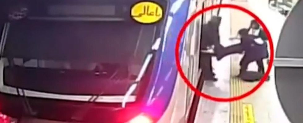 Iranisches Maedchen das nach einem Zwischenfall mit der Vize Polizei im