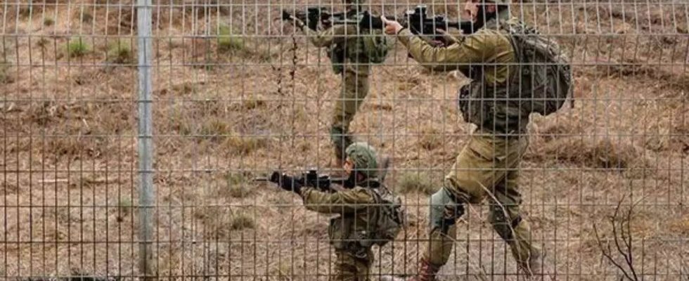 Israel Die israelische Luftwaffe uebernimmt Kommandeure der Bodentruppen ueber dem
