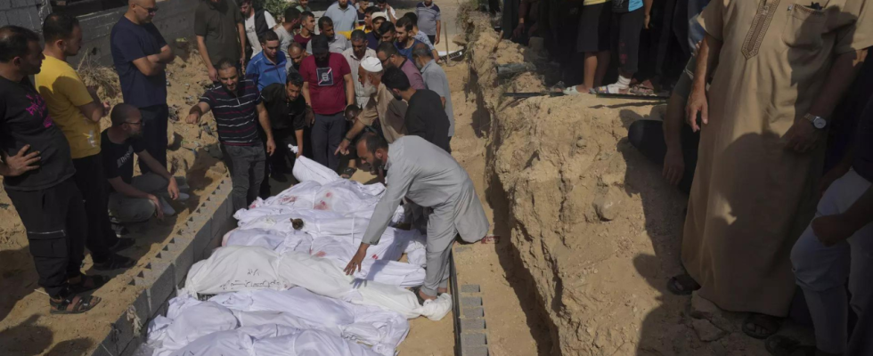 Israel Hamas Krieg Massengraeber und eine Stadt in Gaza werden ihrer Bestattungsriten