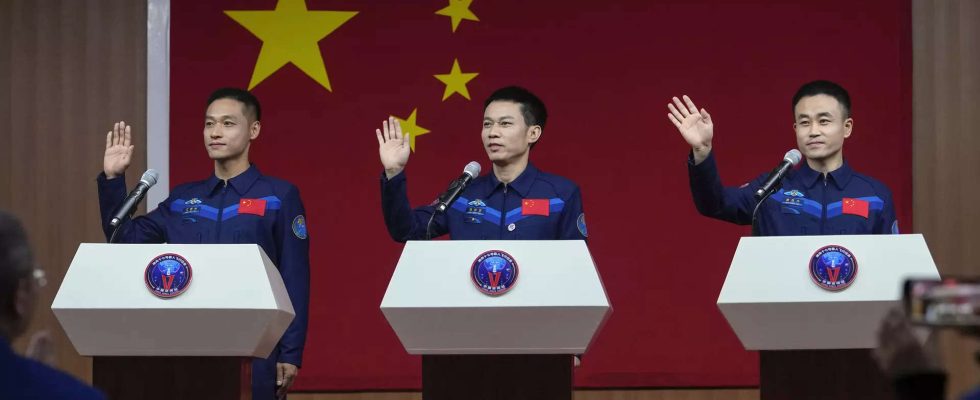 Kohlenstoff Chinas juengste Astronautenbesatzung aller Zeiten reist zur Raumstation